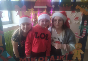 Uczniowie klasy IIIb pozują przy fotościance.
