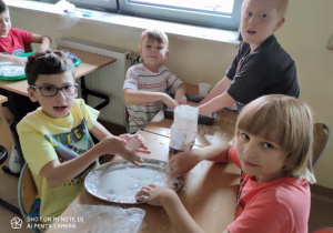 zabawa z cieczą nieniutonowską