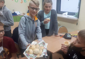 Częstowanie pieczywem kolegów