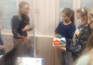 Częstowanie pieczywem pracowników szkoły