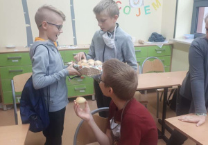 Gospodarz klasy częstuje pieczywem swoich kolegów