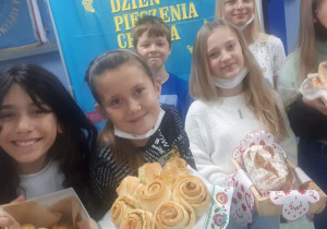 Prezentacja nietypowych wypieków przez klasę IVa
