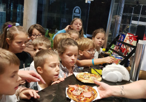 uczniowie czekają na swoje pizze