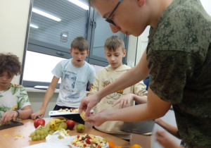 ostatnie szlify nad sałatką owocową