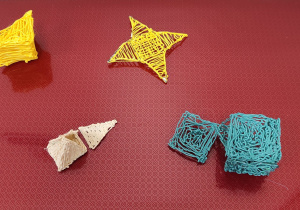 przestrzenne figury geometryczne wykonane długopisami 3D