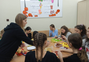uczennice kroją owoce na sałatkę owocową