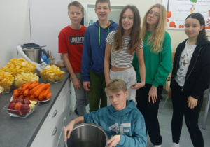 uczniowie podczas wykonania wielu litrów soków na kiermasz charytatywny