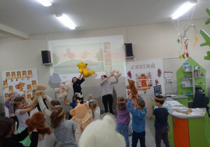 Panie pokazują taniec z misiami.