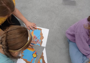 Uczniowie układają puzzle.