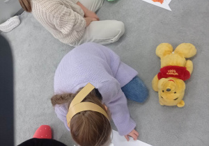 Dziewczynki układają puzzle.