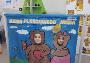 Zdjęcie uczniów w foto-budce.