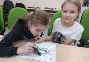 uczennice podczas wykonywania modelu komórki bakterii za pomocą długopisów 3D