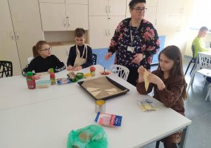 uczniowie biorą podzieloną pizzę na trójkąty
