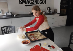uczennica bierze ser