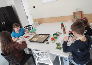 dalsze dekorowanie pizzy