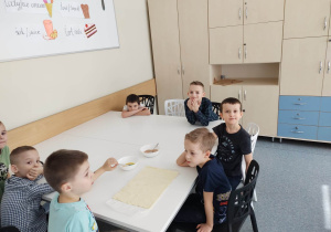 chłopcy zastanawiają się jak mają smarować ciasto?