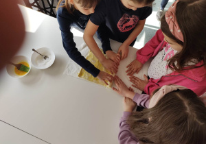 dziewczynki zwijają ciasto