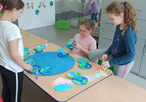 Uczennice doklejają elementy.