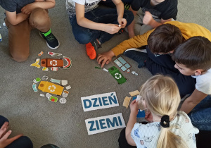 Uczniowie pracują w grupie.