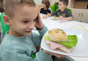 Uczeń prezentują swoją kanapkę.