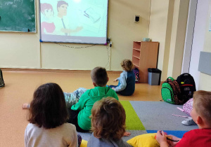 Uczniowie oglądają film.