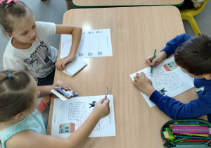 Uczniowie uzupełniają karty pracy.