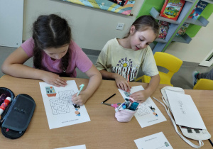 Uczennice uzupełniają karty pracy.
