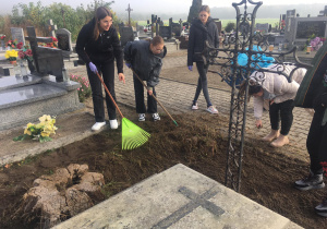 Porządki na cmentarzu.