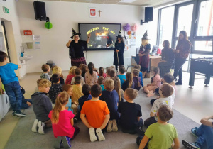 powitanie Pierwszoklasistów przez aktorki
