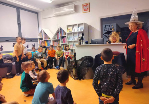 uczniowie w bibliotece