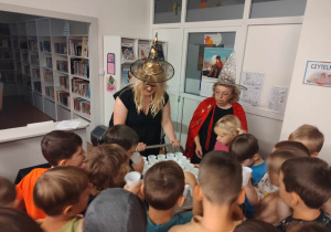 wróżka rozdaje magiczny napój