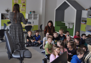 wychowawca klasy 1a podaje pudełko uczniom