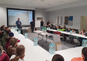 powitanie uczniów przez pracowników firmy