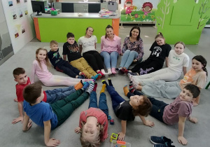 nauczyciele wraz z uczniami prezentują kolorowe skarpety