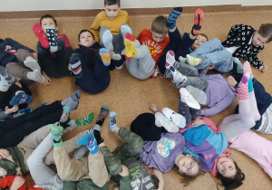 uczniowie prezentują kolorowe skarpety