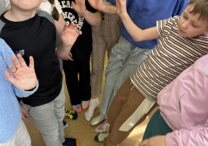 uczniowie prezentują kolorowe skarpety