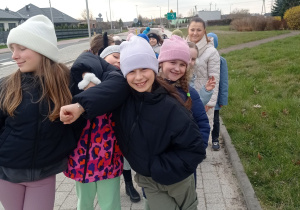 Uczniowie idą na spacer.