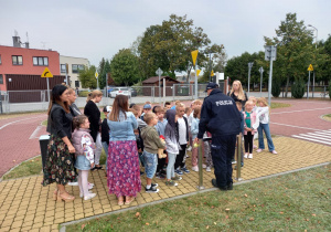 spotkanie uczniów z policjantem na miasteczku ruchu drogowego