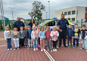 grupowe zdjęcie z policjantem klasy Ib