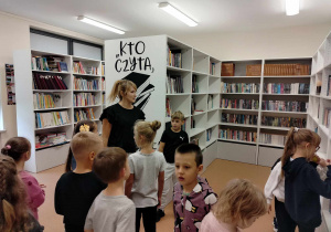 Uczniowie klasy I a zapoznają się z księgozbiorem biblioteki.