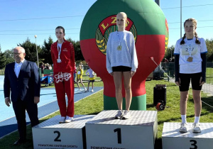 Aleksandra Włodarczyk zwyciężczyni w biegu na 600 m. na podium.