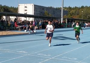 Nataniel Czuba na mecie biegu na 100 m.