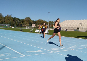 Lena Siwczyk na mecie biegu na 300 m.