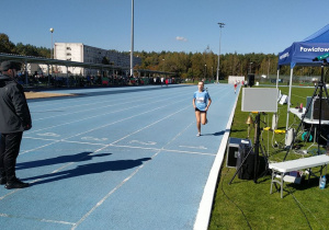 Aleksandra Włodarczyk zwyciężczyni w biegu na 600 m. na mecie.