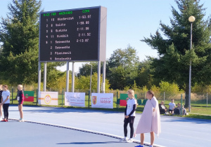 Tablica wyników biegu na 600 m. dziewcząt. I miejsce Aleksandra Włodarczyk.