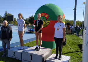 Zwyciężczyni skoku w dal Aleksandra Gębicz na podium.