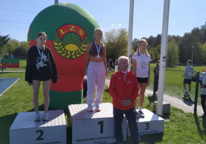 Nikola Zięba zwyciężczyni w biegu na 300 m. na podium.