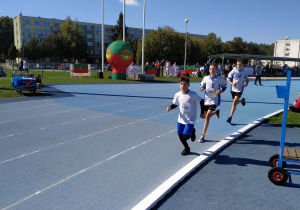 Szymon Mielczarek biegnie na 1000 m.