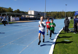 Daniel Sobociński biegnie na 1000 m.