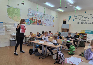 Uczniowie siedzący w klasie.